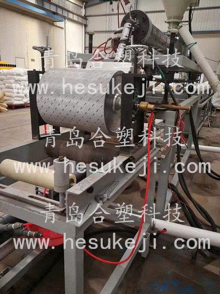青島合塑塑機(jī)緊跟時代步伐,研發(fā)新型海洋踏板生產(chǎn)線